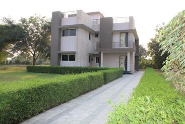 Hotel Malhaar Resort