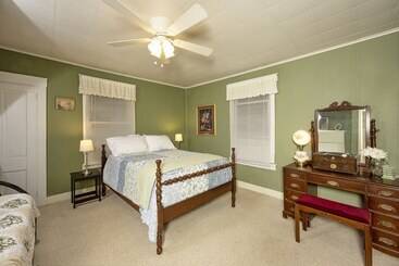 Country Road House And Berries Bed & Breakfast   Farm Stay