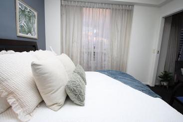 Отель Peepsleep Chevron Towers