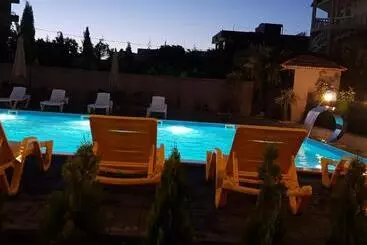 Pension  Midia Guest House