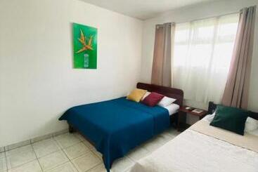 تختخواب و صبحانه Alicia