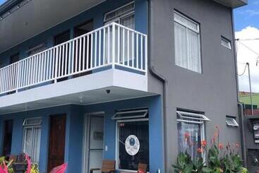 تختخواب و صبحانه Alicia