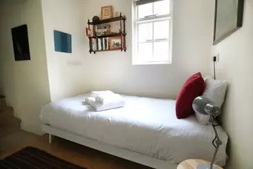 کلبه Charming 2 Bedroom House With Garden In East London