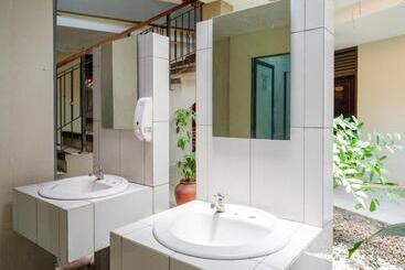 Hotel Reddoorz At Jalan Sriwijaya Semarang