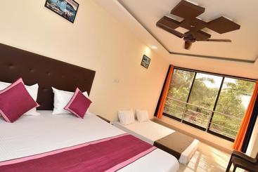 فندق T0ms Beach H0use G0a