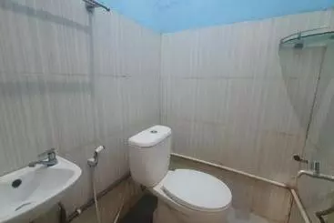 Otel Reddoorz Syariah At Demasto Homestay Jember