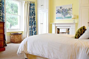 کلبه 3 Bedroom Clapham Home With Patio