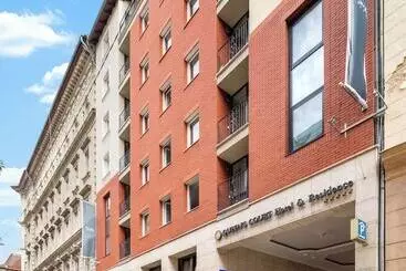 Queen S Court Hotel & Residence