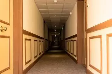 Residence Hotel Les Ducs De Chevreuse Avec Hébergement, Repas & Pdj, Séminaire, Bureau & Parking