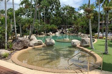 Отель Reef Resort Villas Port Douglas