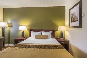 בית מלון כפרי Econo Lodge Inn & Suites High Level