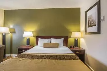 Hotelli Econo Lodge Inn & Suites High Level