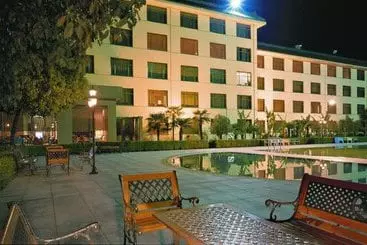 Sainty Lakeside Hotel