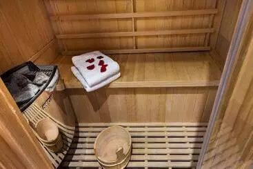 Midnight Hotel Paris