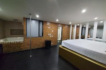 בית מלון כפרי La Logia  Gastrobar