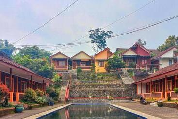 فندق Villa Kampoeng City Pacet Mitra Reddoorz