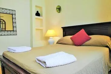 تختخواب و صبحانه Christina's House