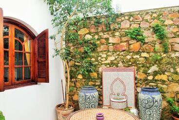 تختخواب و صبحانه Christina's House