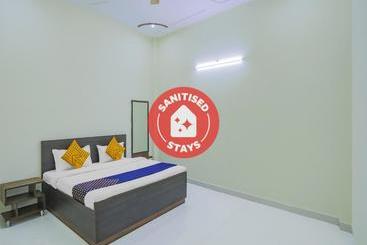 ホテル Spot On 78529 Rr Guest House