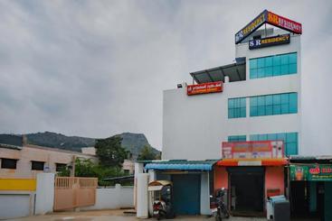 Hotel Oyo 77797 Sree Rajeswari Residency