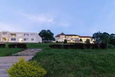 پانسیون Trendy Deluxe Twin Rooms In Masaka   1