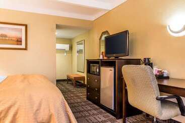 Clarion Hotel & Suites Hamden New Haven