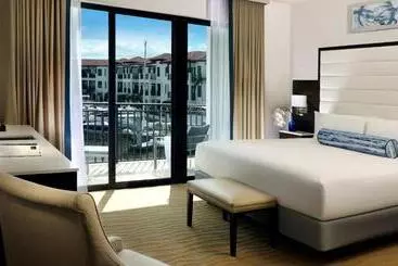 هتل Naples Bay Resort And Marina