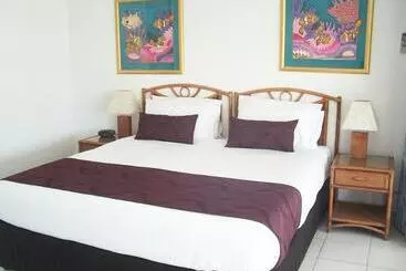 בית מלון כפרי Roydon Beachfront Apartments