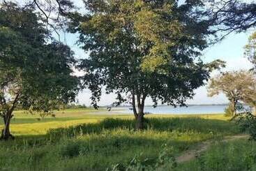 בית מלון כפרי Lakeside