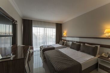 Отель Le Monde Beach Resort & Spa