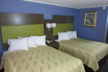 בית מלון כפרי Quality Inn & Suites Near Six Flags East