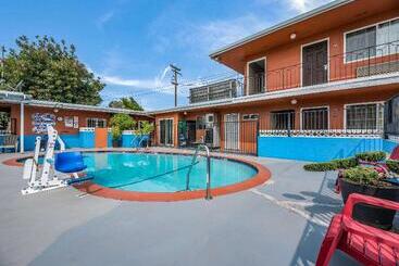 בית מלון כפרי Tiki Lodge Mchenry   Downtown Modesto