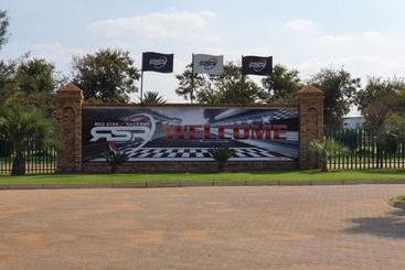 אתר נופש Red Star Raceway