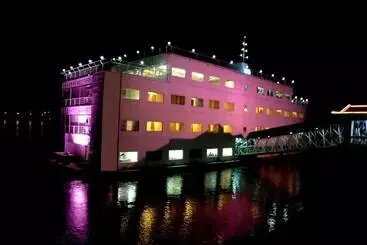 בית מלון כפרי Polo Floatel Kolkata