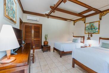 בית מלון כפרי Ramayana Candidasa Beach Resort