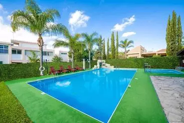 Estella Hotel And Apartments