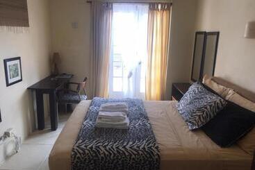 هتل Moxons Beach Club