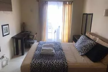 هتل Moxons Beach Club