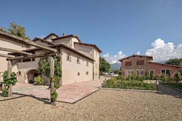 هتل Podere Giusti