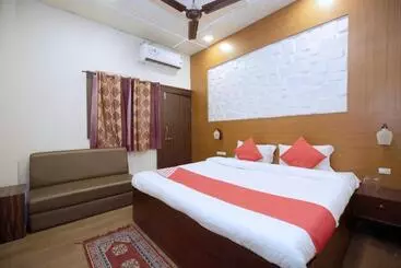 Hotel Vaccinated Staff Spot On 74621  E Square Nxt