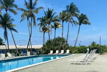 هتل Silver Sands Beach Resort