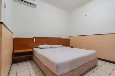 Hotel Redliving Apartemen Grand Sentraland Karawang  Tower Pink