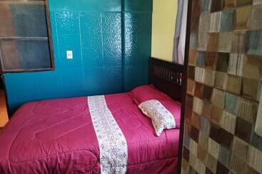 تختخواب و صبحانه Hostal Yokoso