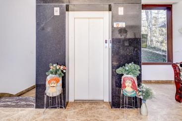 Hotel Capital O 79172 Residenza Dreams Paradise