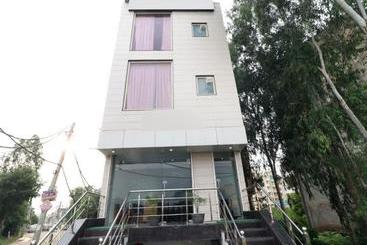 Szálloda Wisteria  Main Highway