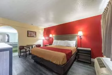 Отель Econo Lodge San Marcos University Area
