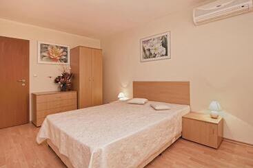 هتل Marina And Panorama Apartments