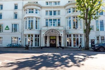 هتل A&o Brighton Beach