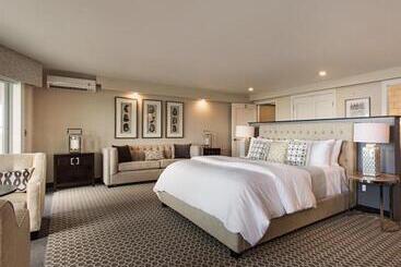 Fathoms Hotel & Marina