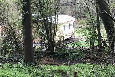 هتل Shepherds Huts Ham Hill, 2 Double Beds, Bathroom, Lounge, Diner, Kitchen, Love Dogs & Cats Looking O